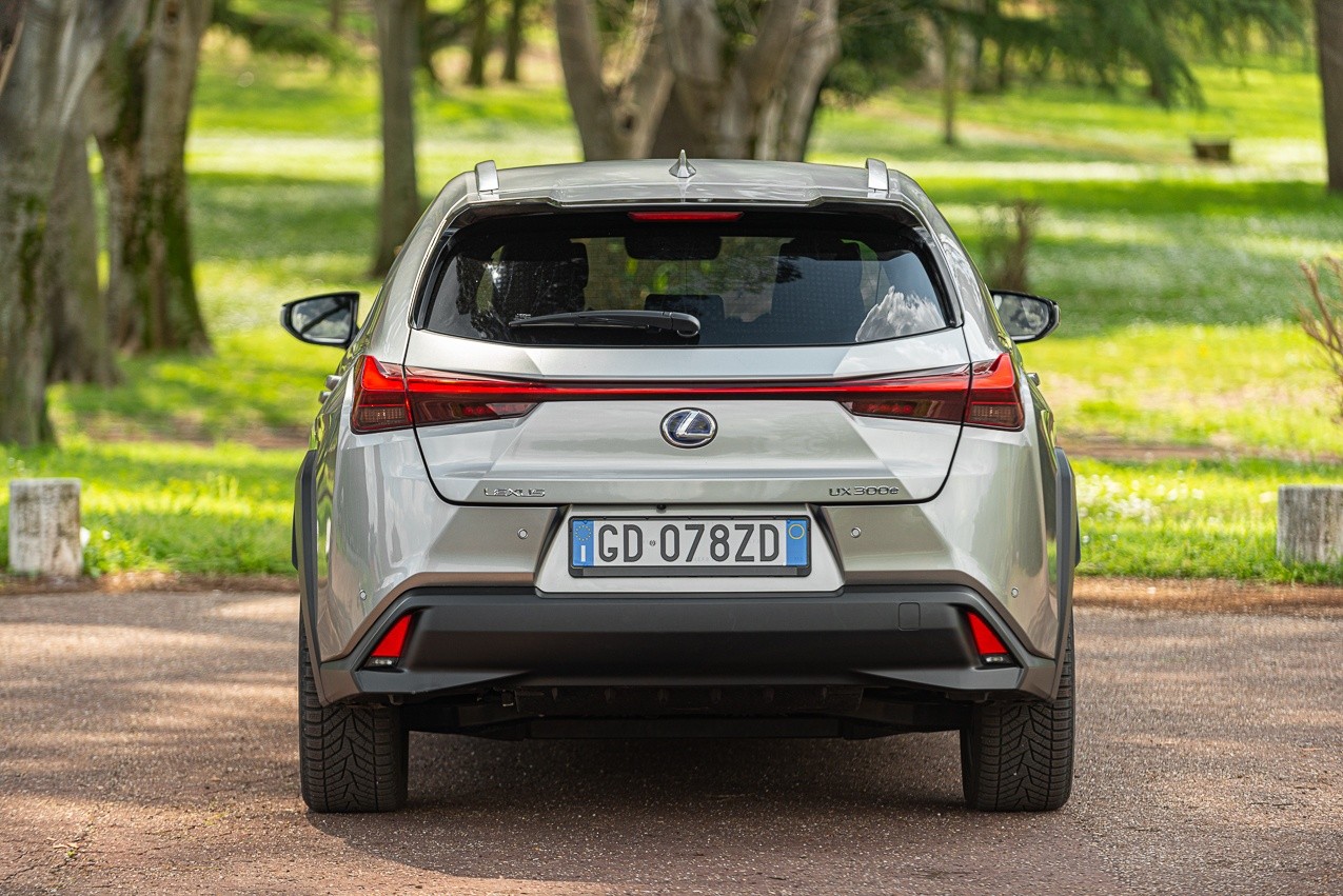 Lexus Ux 300e: la prova su strada