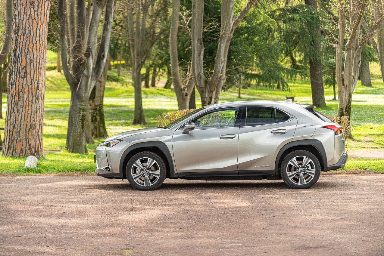 Lexus Ux 300e: la prova su strada