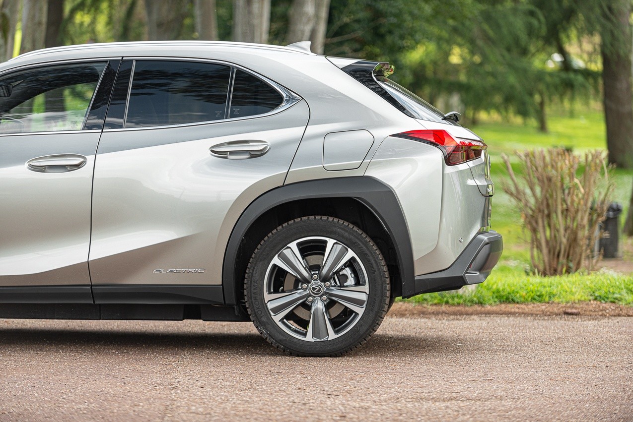 Lexus Ux 300e: la prova su strada