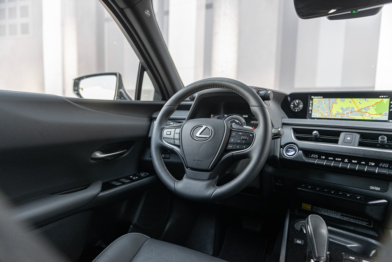 Lexus Ux 300e: la prova su strada