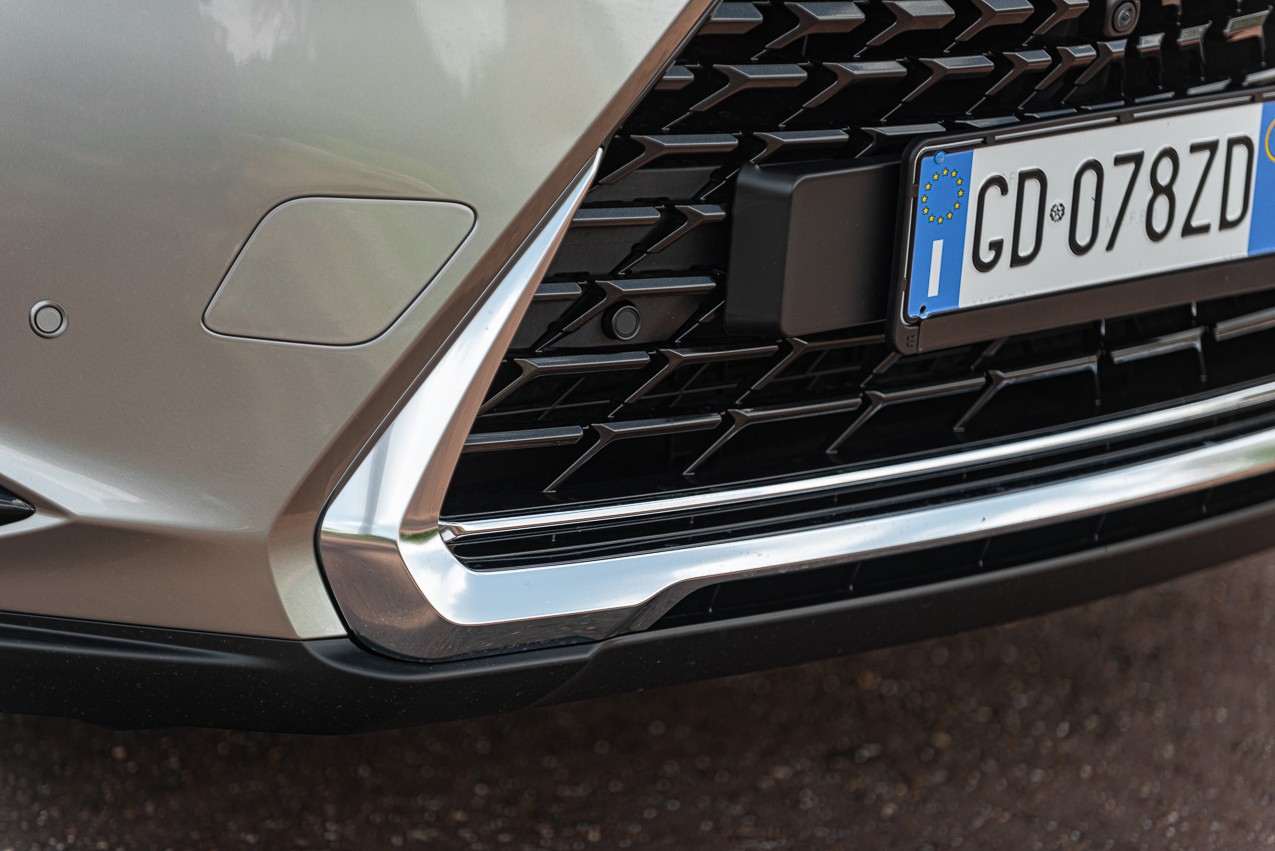 Lexus Ux 300e: la prova su strada