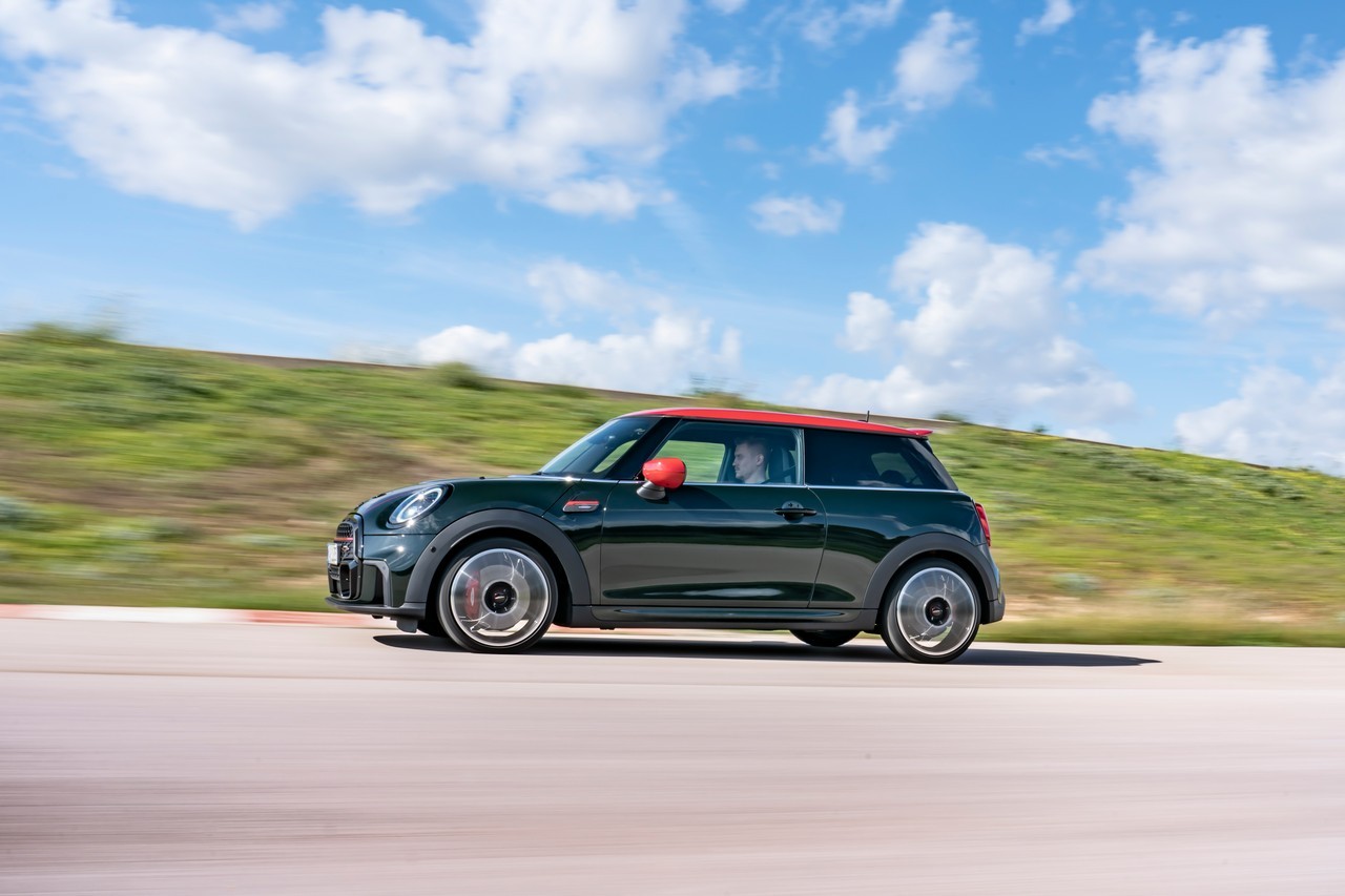 Mini John Cooper Works e Cabrio 2021: immagini ufficiali