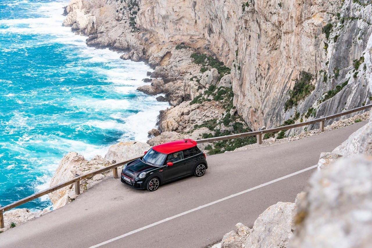 Mini John Cooper Works e Cabrio 2021: immagini ufficiali