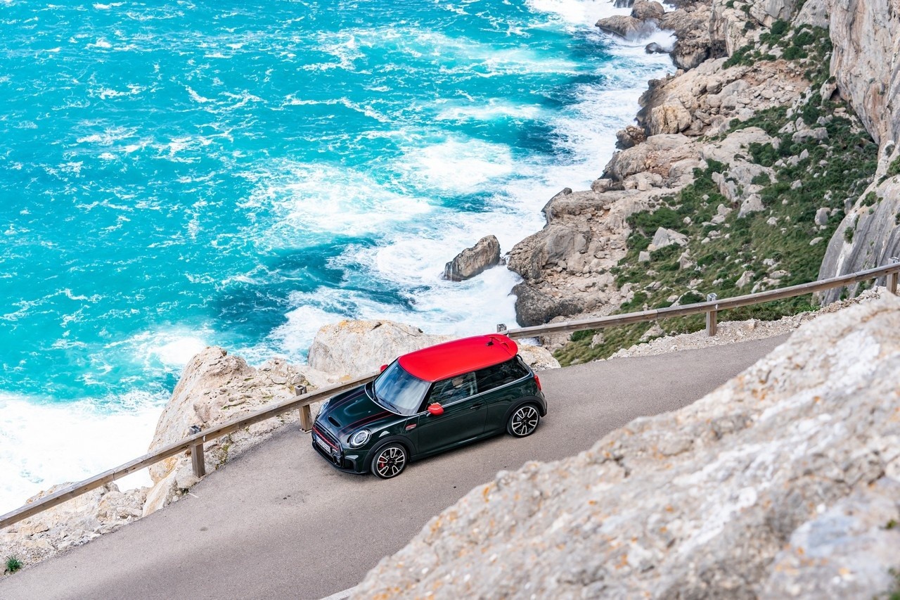 Mini John Cooper Works e Cabrio 2021: immagini ufficiali