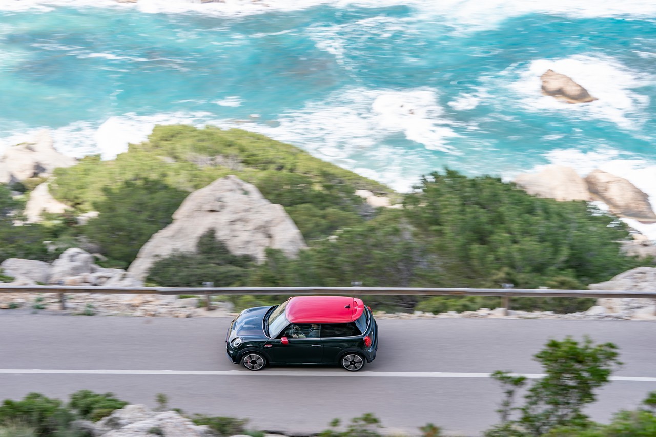 Mini John Cooper Works e Cabrio 2021: immagini ufficiali