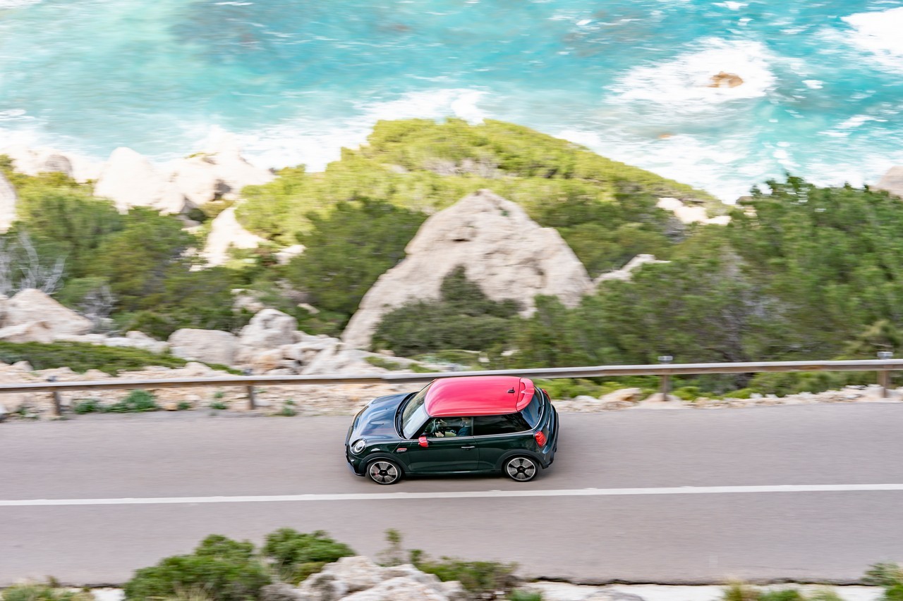 Mini John Cooper Works e Cabrio 2021: immagini ufficiali