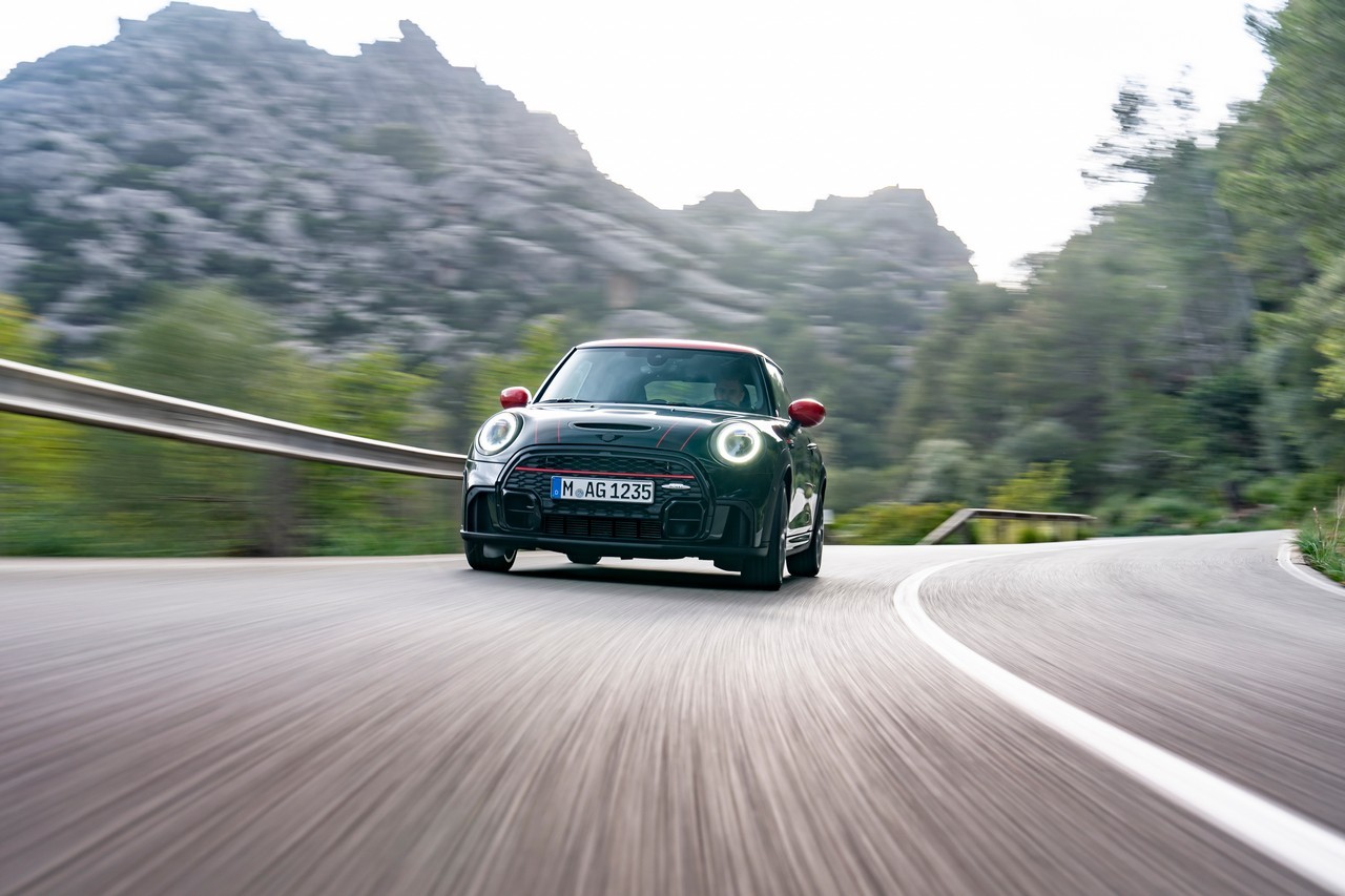 Mini John Cooper Works e Cabrio 2021: immagini ufficiali