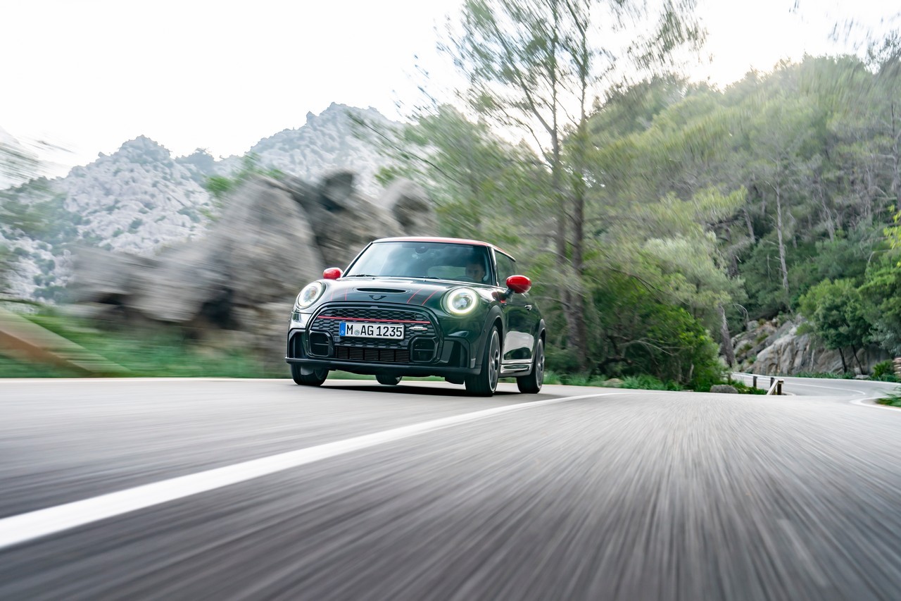 Mini John Cooper Works e Cabrio 2021: immagini ufficiali