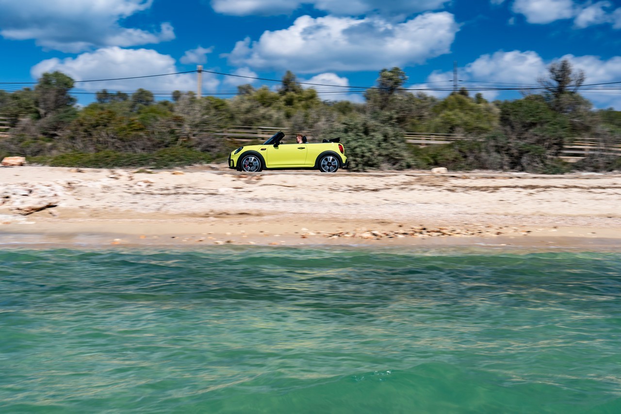 Mini John Cooper Works e Cabrio 2021: immagini ufficiali