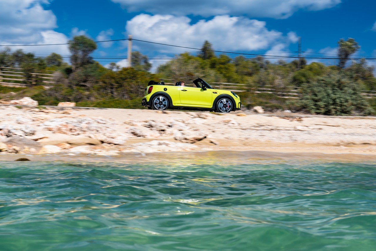 Mini John Cooper Works e Cabrio 2021: immagini ufficiali