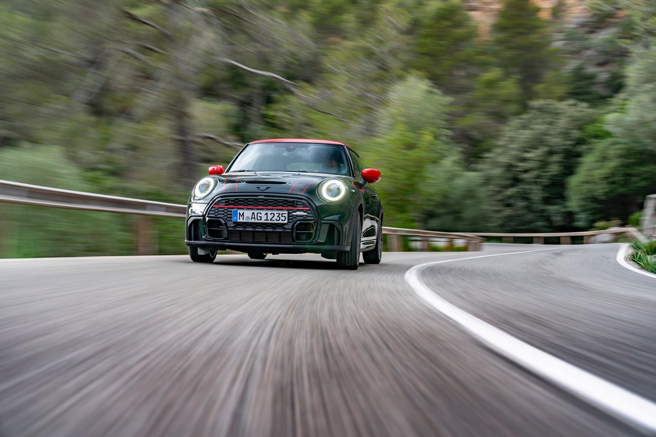 Mini John Cooper Works e Cabrio 2021: immagini ufficiali