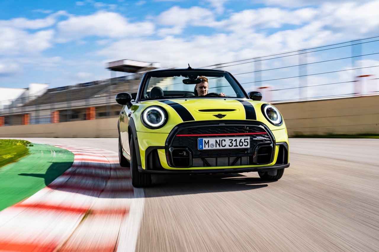 Mini John Cooper Works e Cabrio 2021: immagini ufficiali