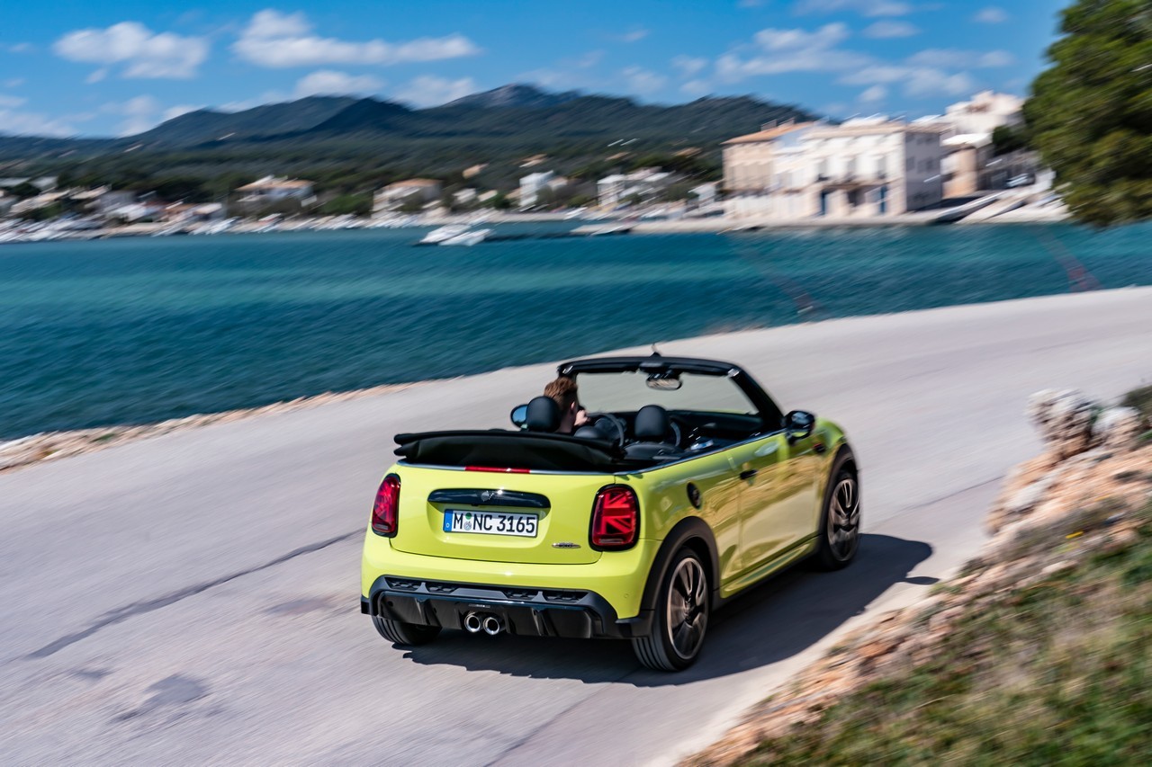 Mini John Cooper Works e Cabrio 2021: immagini ufficiali