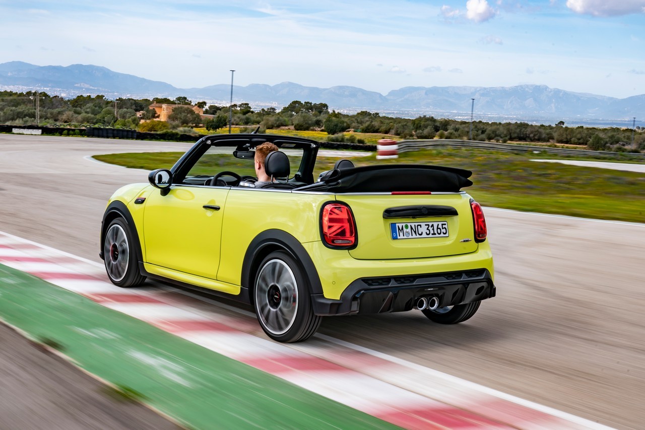 Mini John Cooper Works e Cabrio 2021: immagini ufficiali