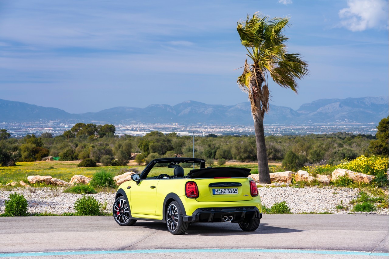 Mini John Cooper Works e Cabrio 2021: immagini ufficiali