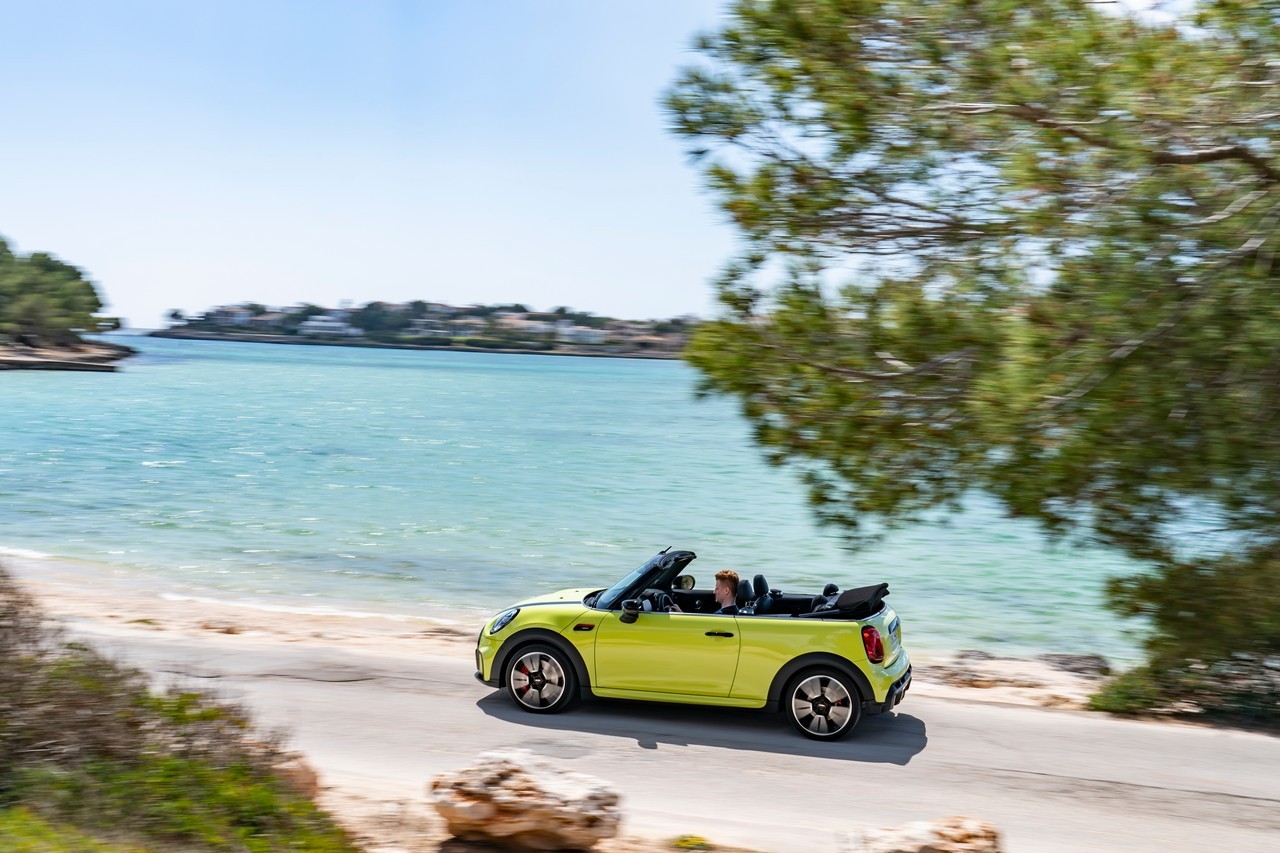 Mini John Cooper Works e Cabrio 2021: immagini ufficiali