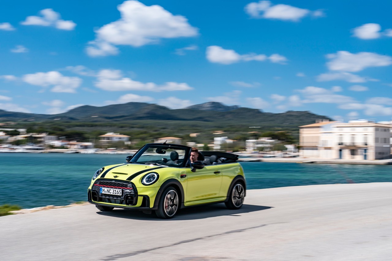 Mini John Cooper Works e Cabrio 2021: immagini ufficiali