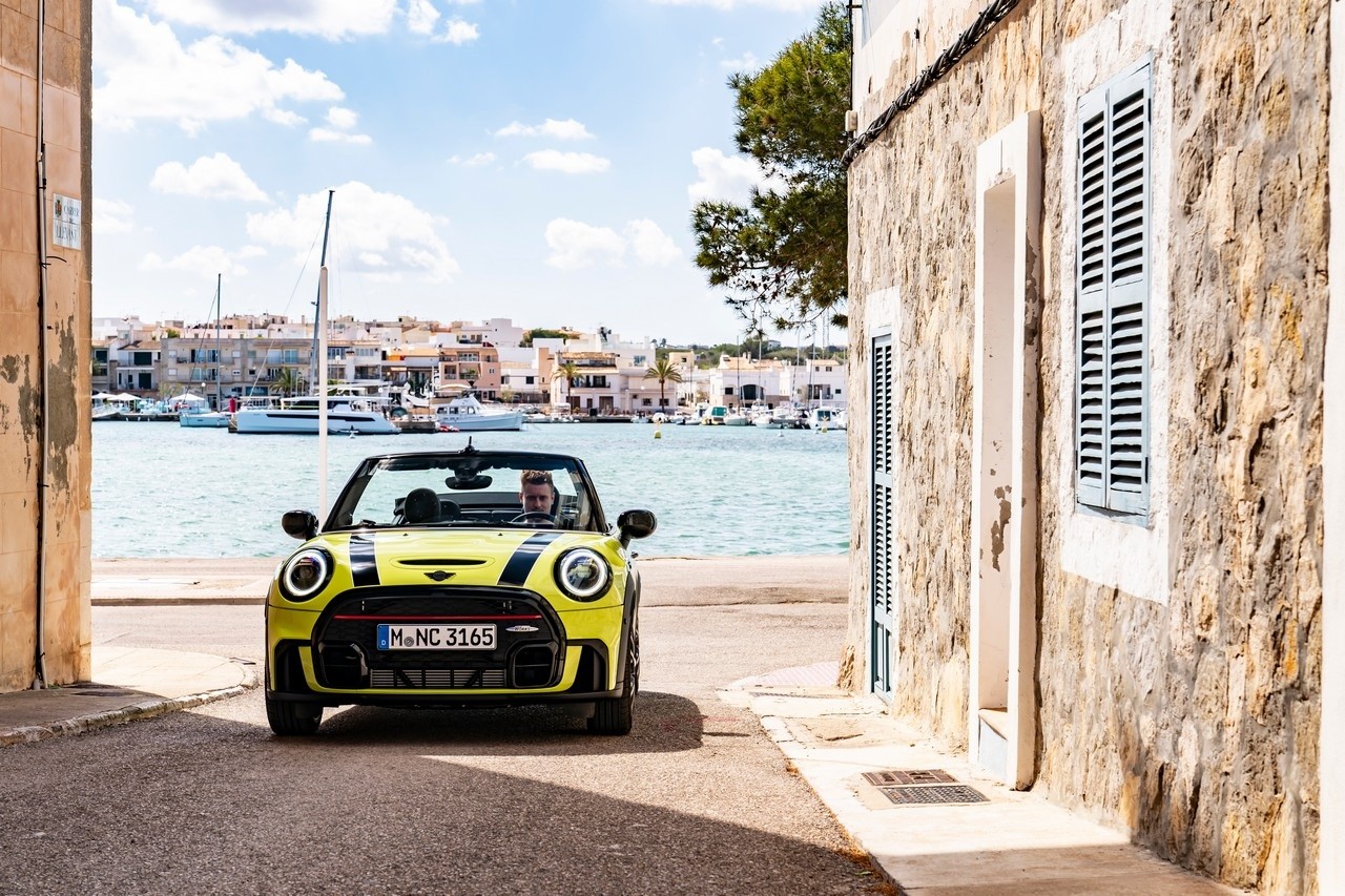 Mini John Cooper Works e Cabrio 2021: immagini ufficiali