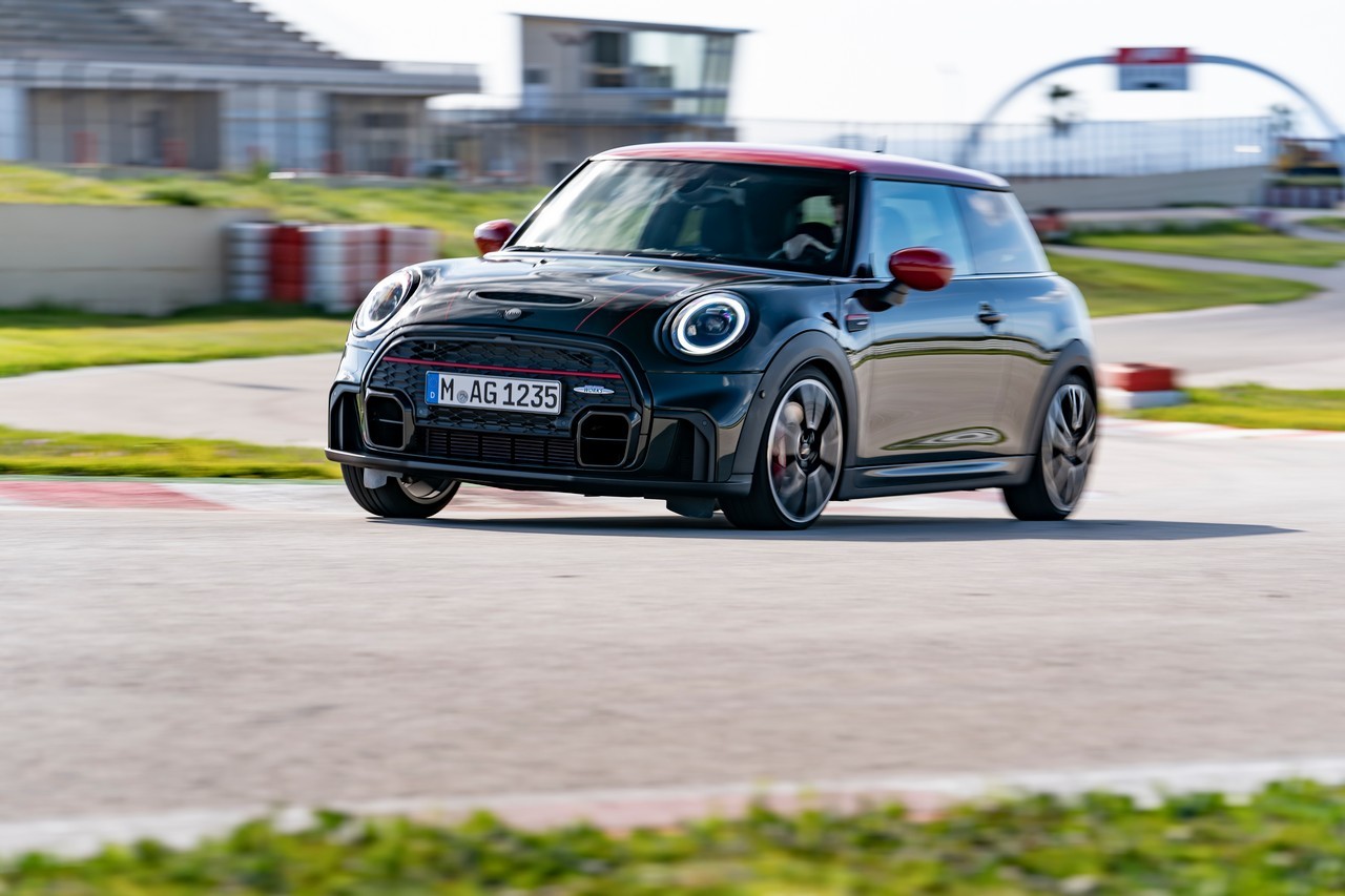 Mini John Cooper Works e Cabrio 2021: immagini ufficiali