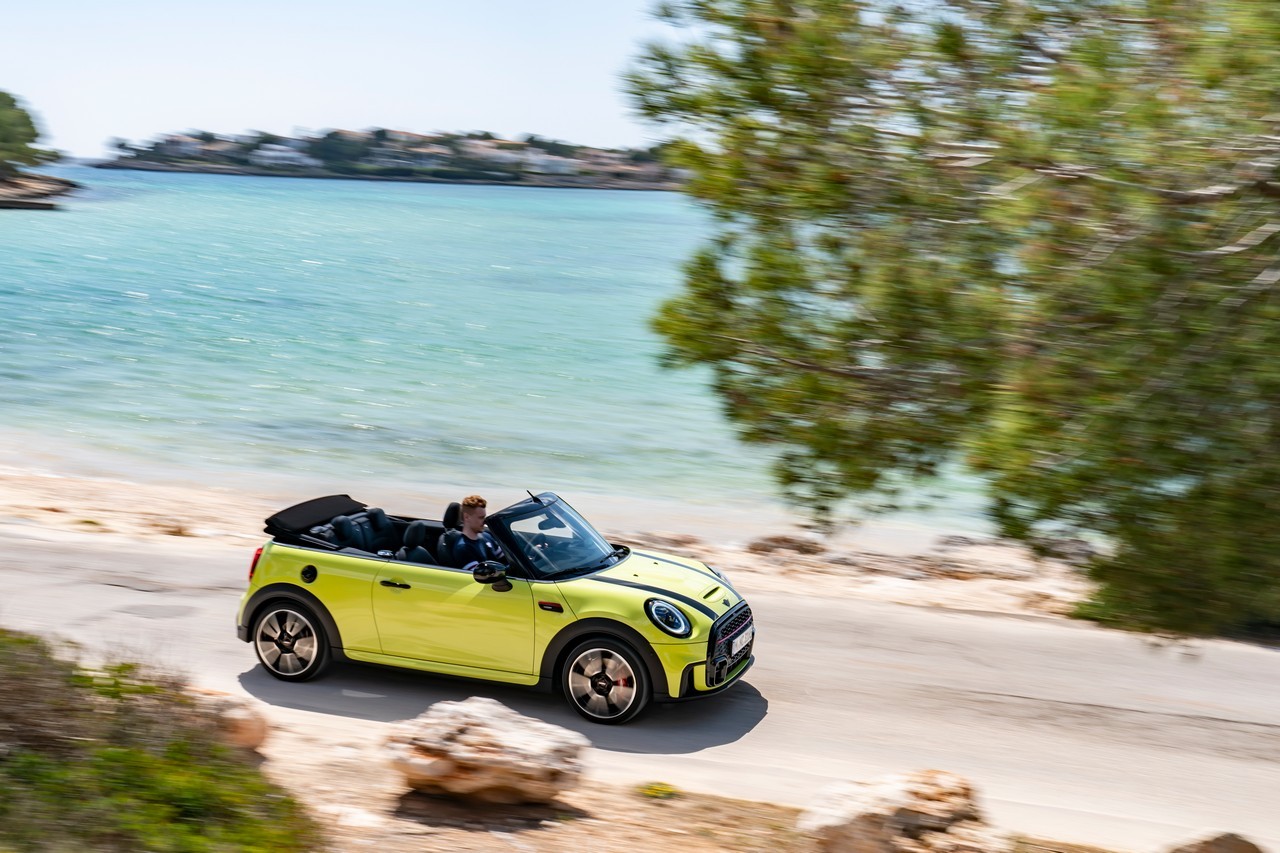 Mini John Cooper Works e Cabrio 2021: immagini ufficiali