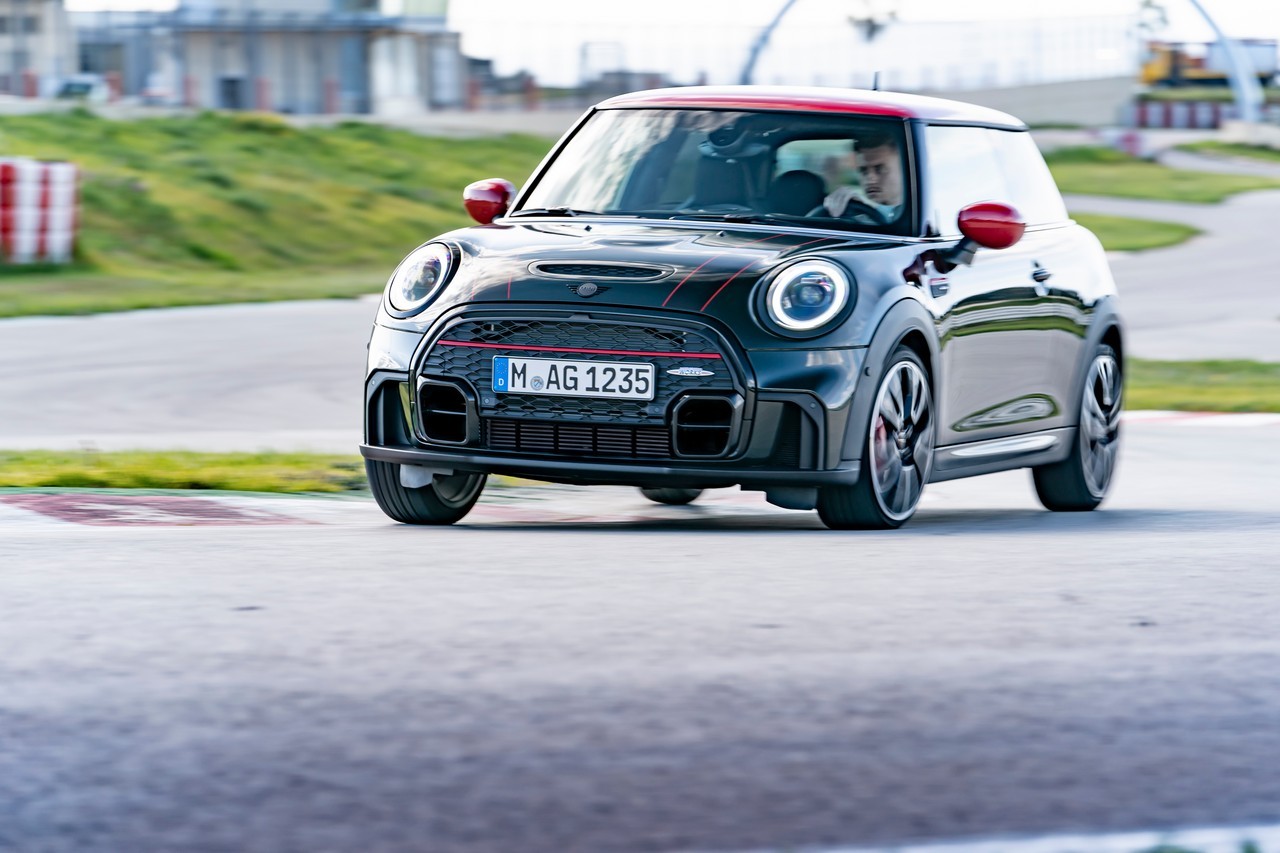 Mini John Cooper Works e Cabrio 2021: immagini ufficiali