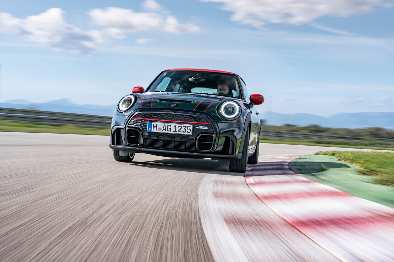 Mini John Cooper Works e Cabrio 2021: immagini ufficiali