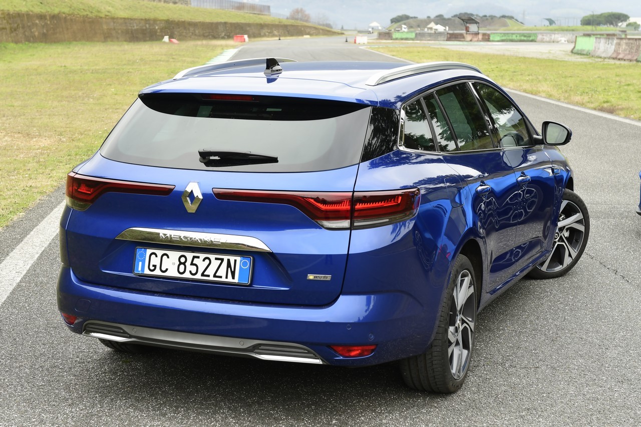 Renault Megane E-Tech Plug-in: la prova su strada