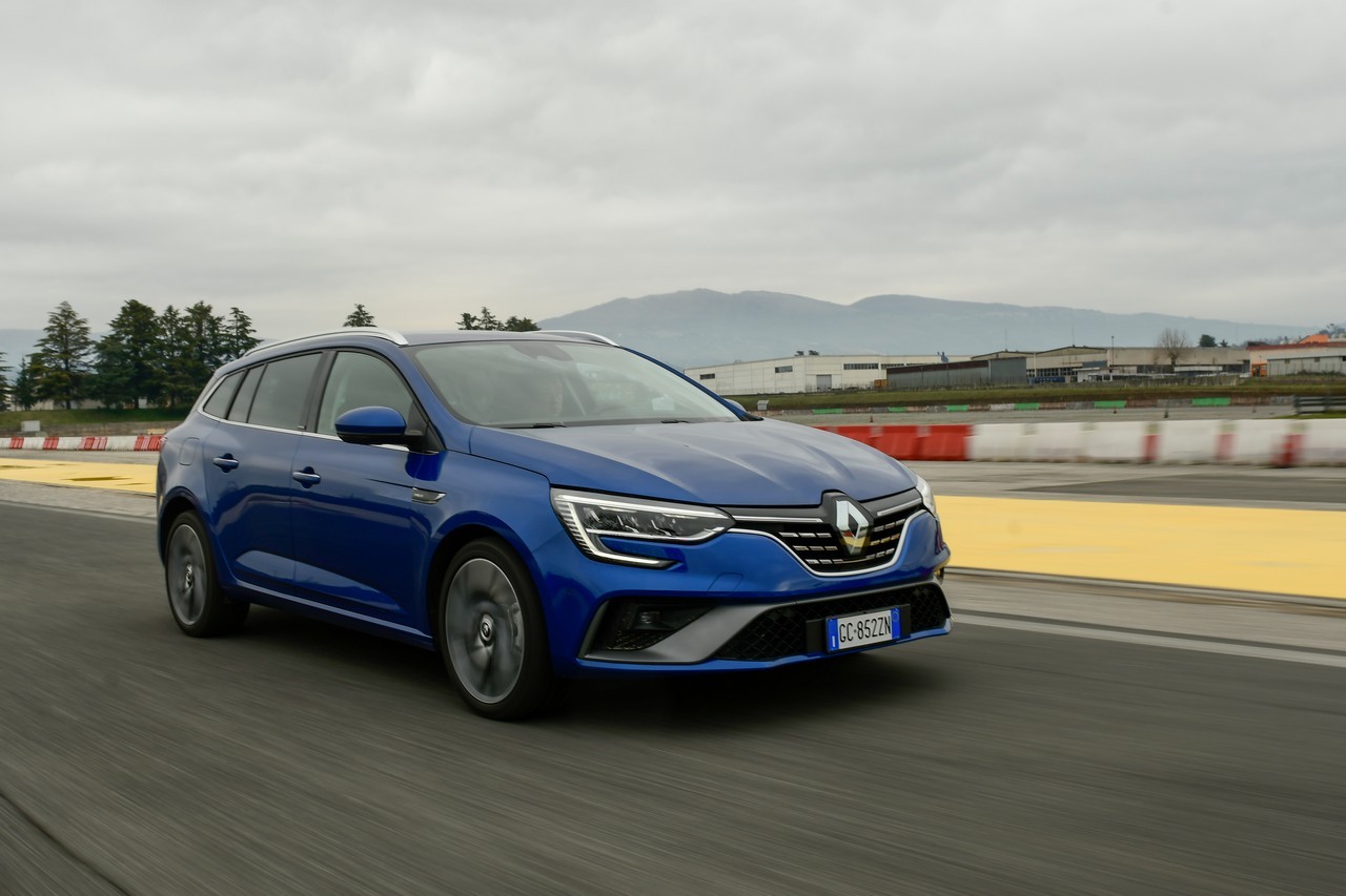 Renault Megane E-Tech Plug-in: la prova su strada