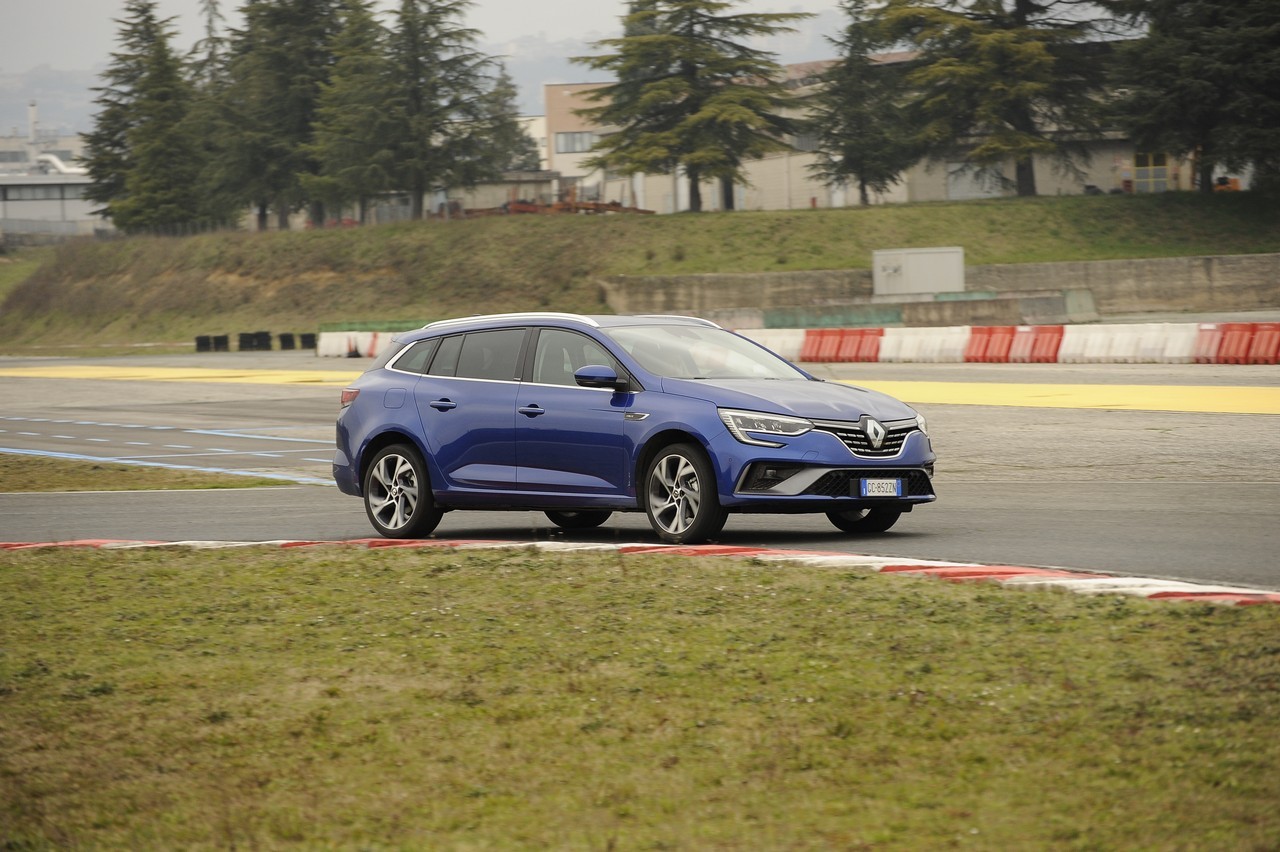 Renault Megane E-Tech Plug-in: la prova su strada