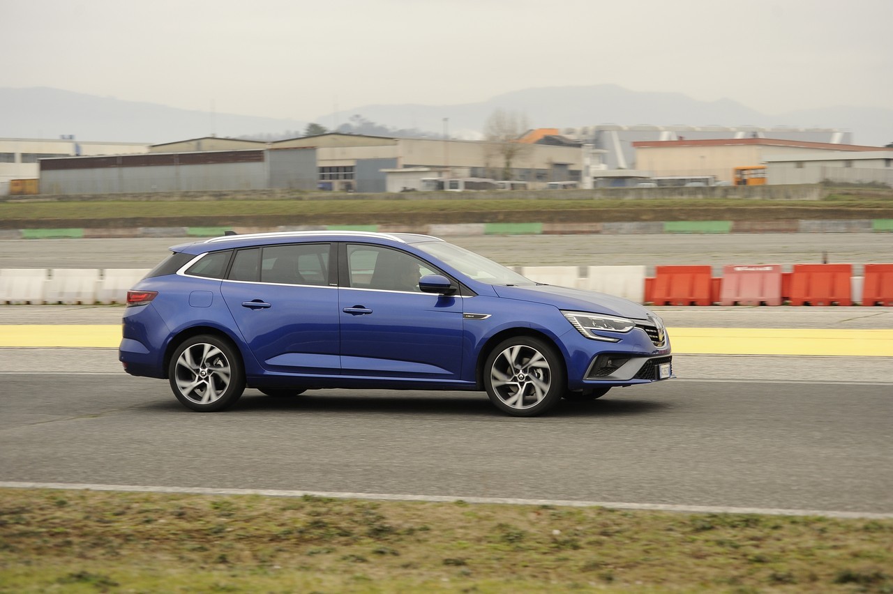 Renault Megane E-Tech Plug-in: la prova su strada