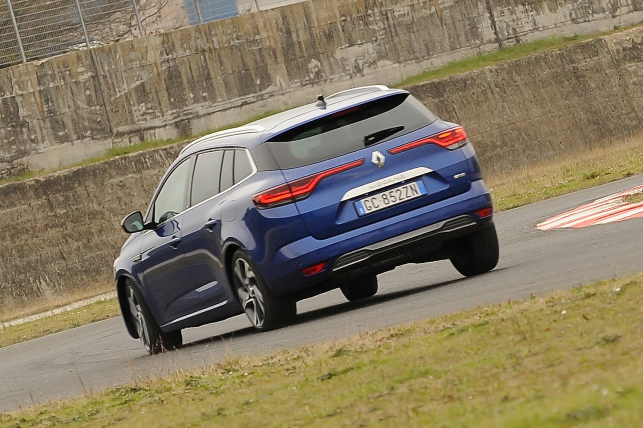 Renault Megane E-Tech Plug-in: la prova su strada