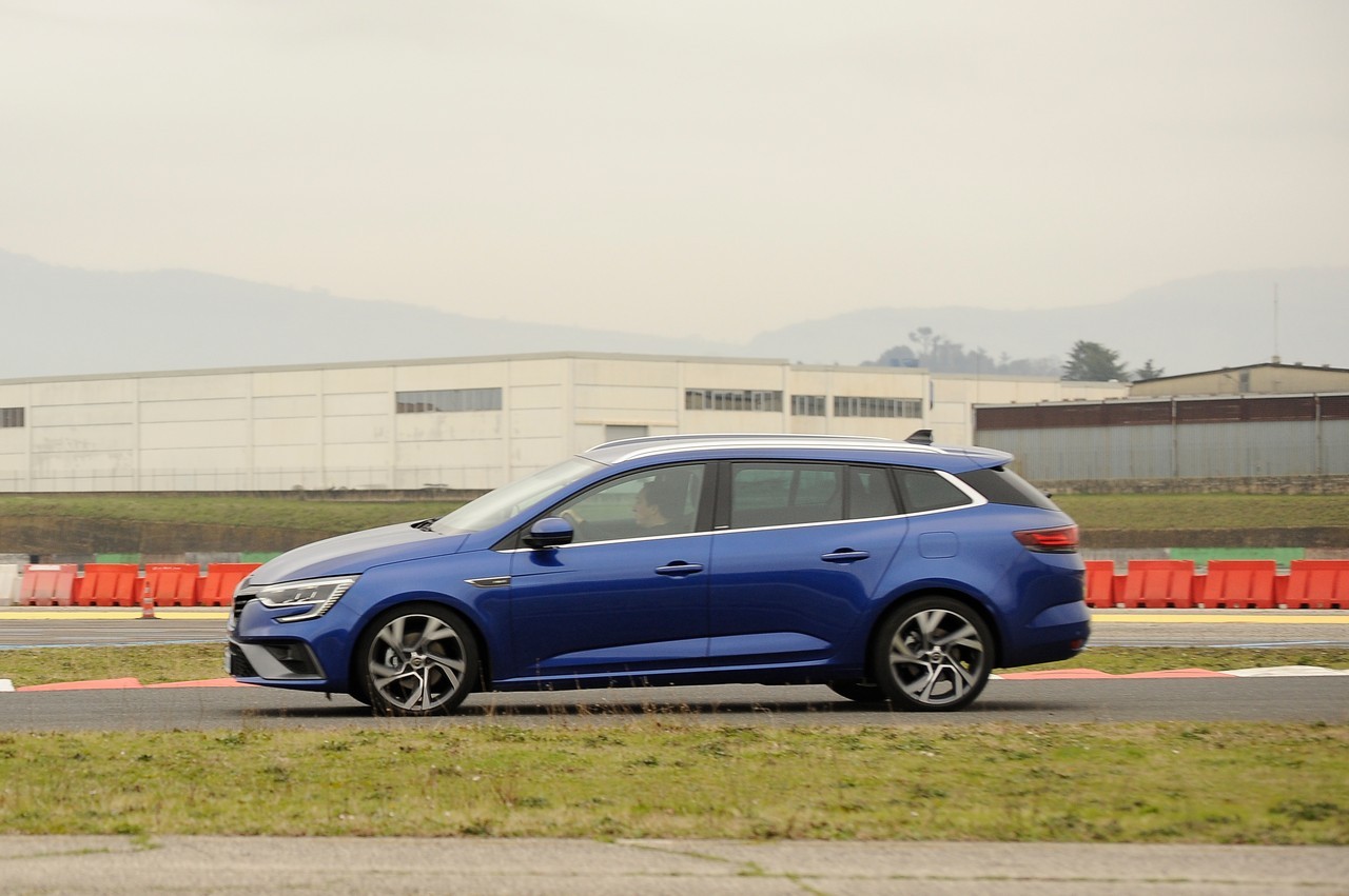 Renault Megane E-Tech Plug-in: la prova su strada