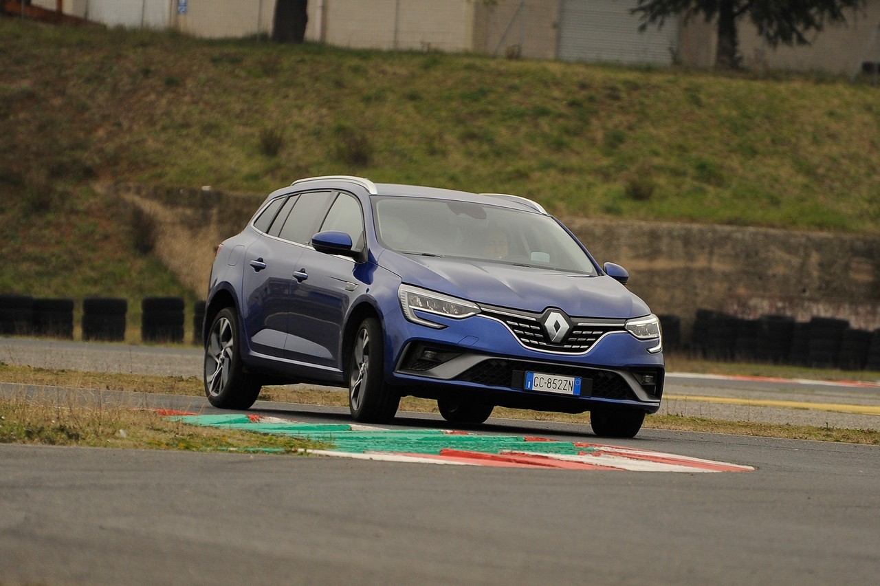 Renault Megane E-Tech Plug-in: la prova su strada