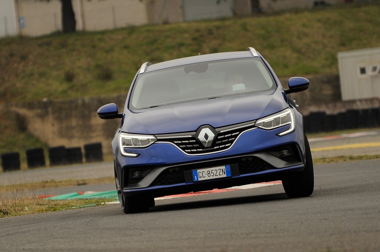 Renault Megane E-Tech Plug-in: la prova su strada