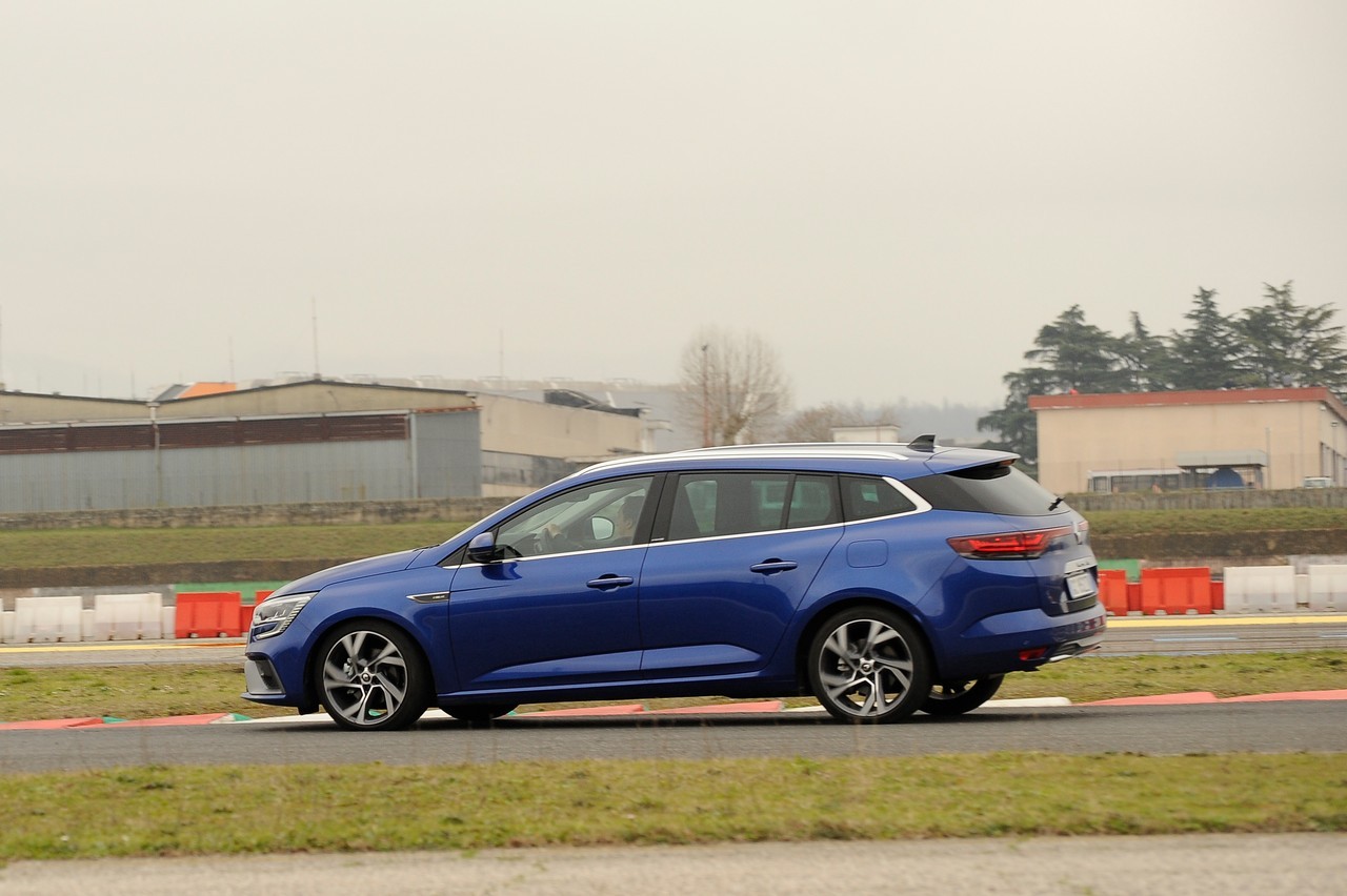 Renault Megane E-Tech Plug-in: la prova su strada