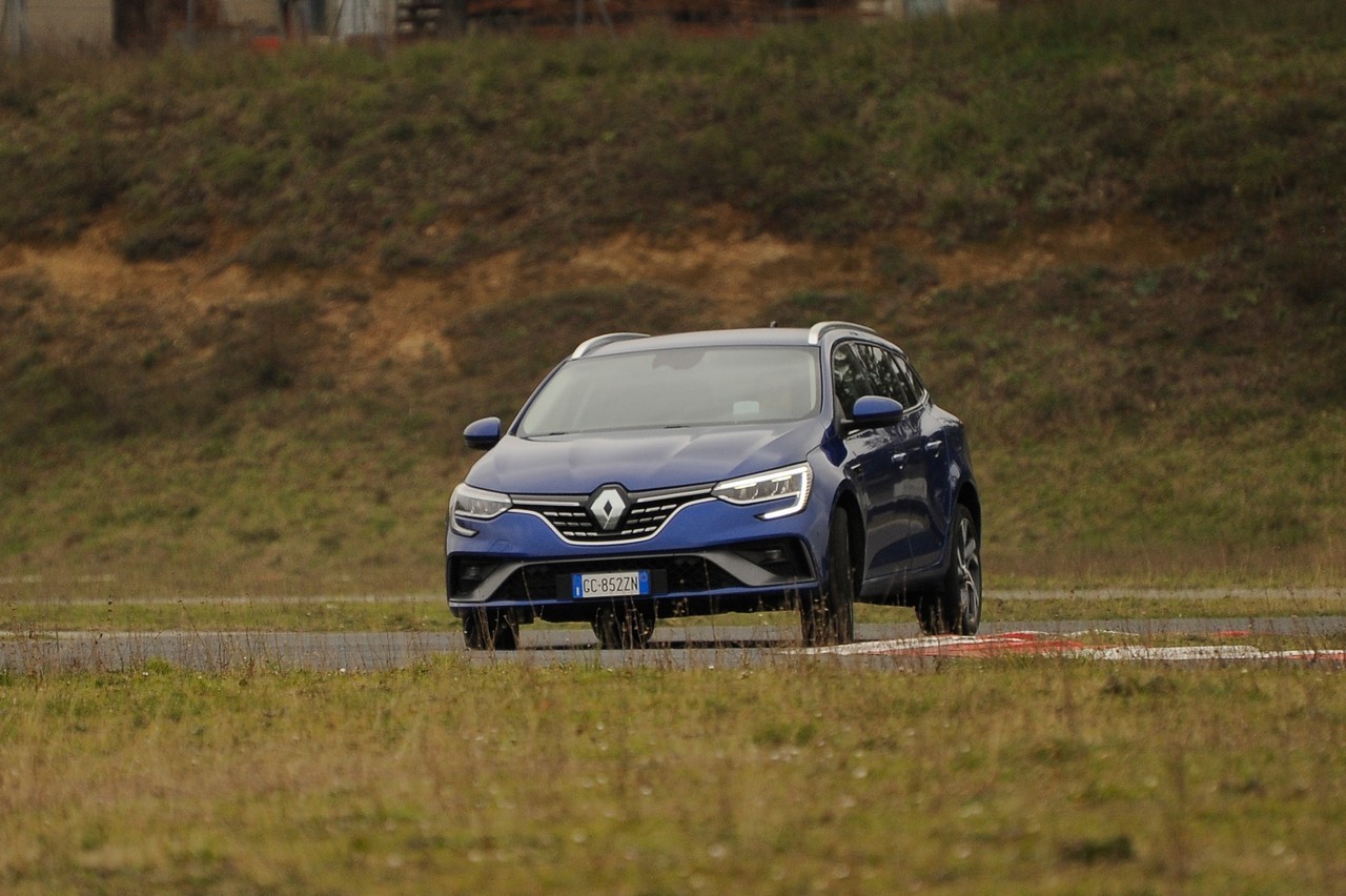 Renault Megane E-Tech Plug-in: la prova su strada