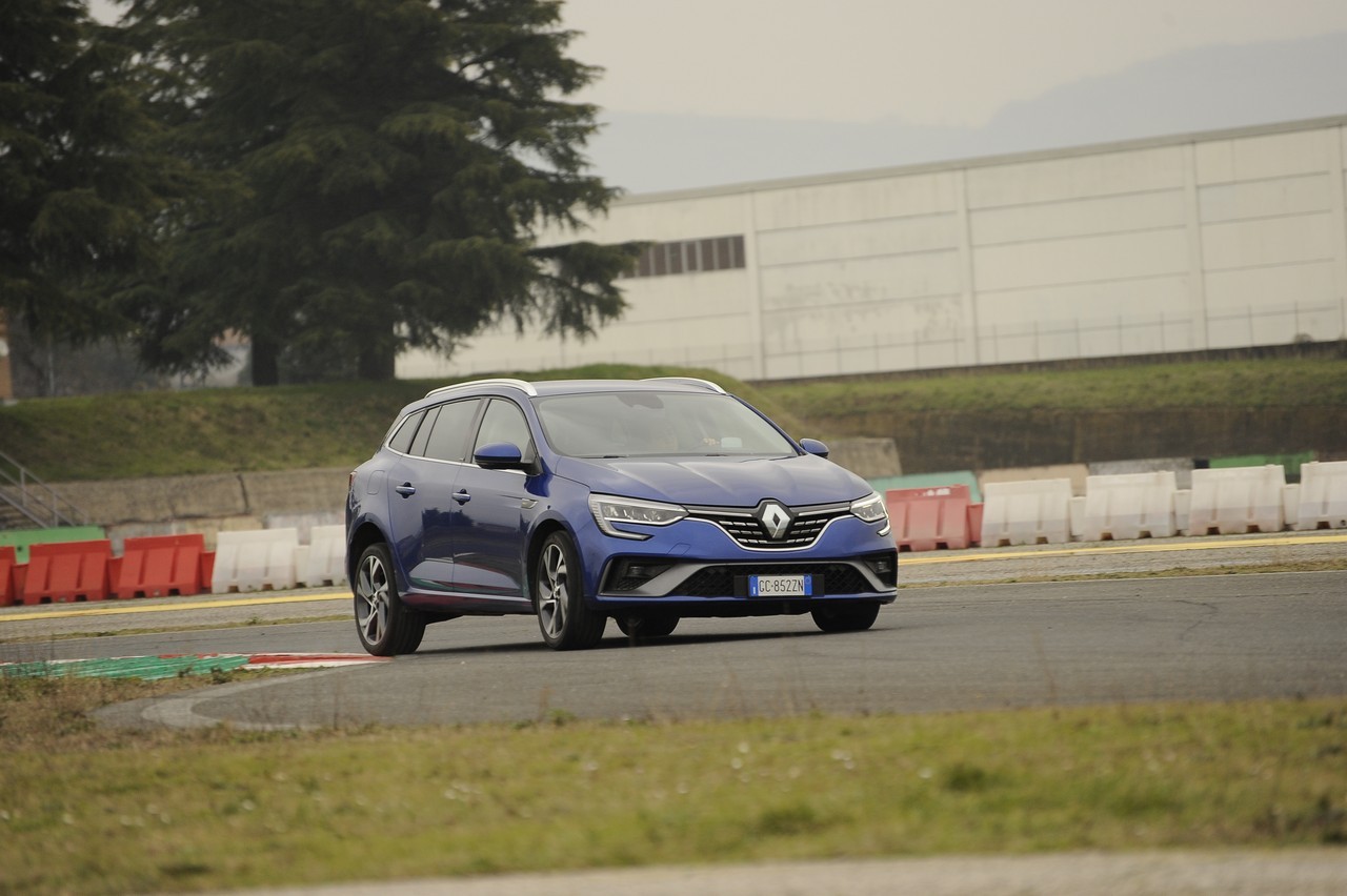 Renault Megane E-Tech Plug-in: la prova su strada