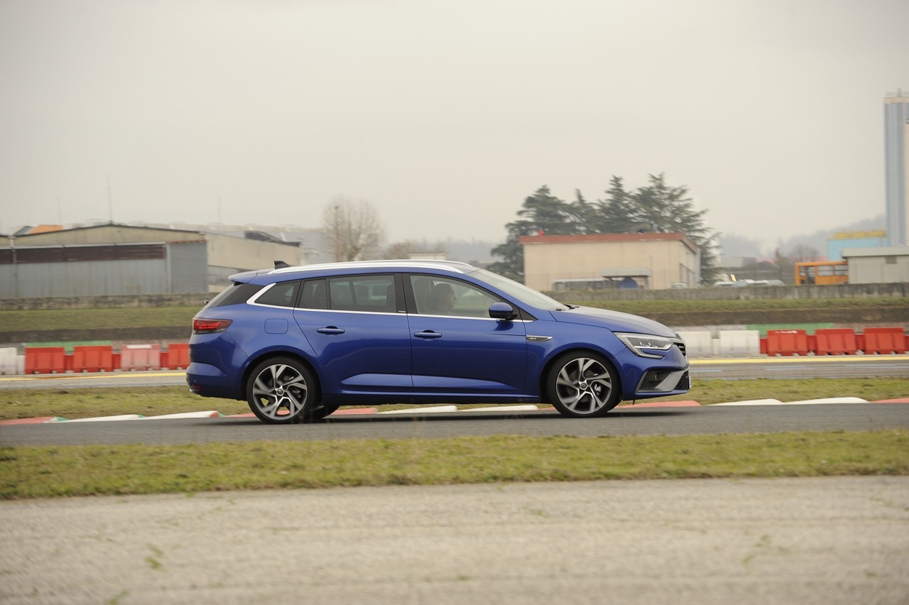 Renault Megane E-Tech Plug-in: la prova su strada