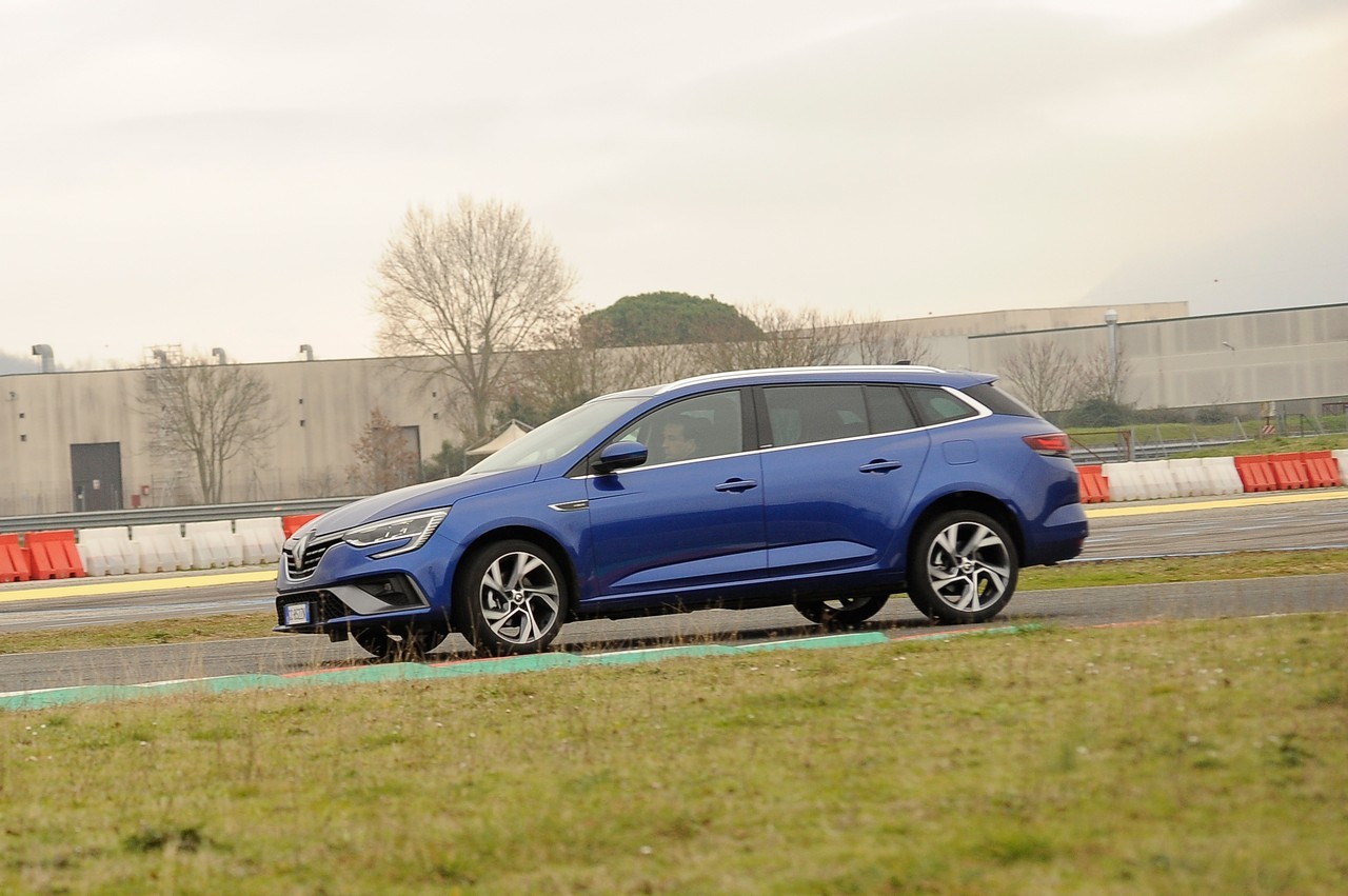 Renault Megane E-Tech Plug-in: la prova su strada