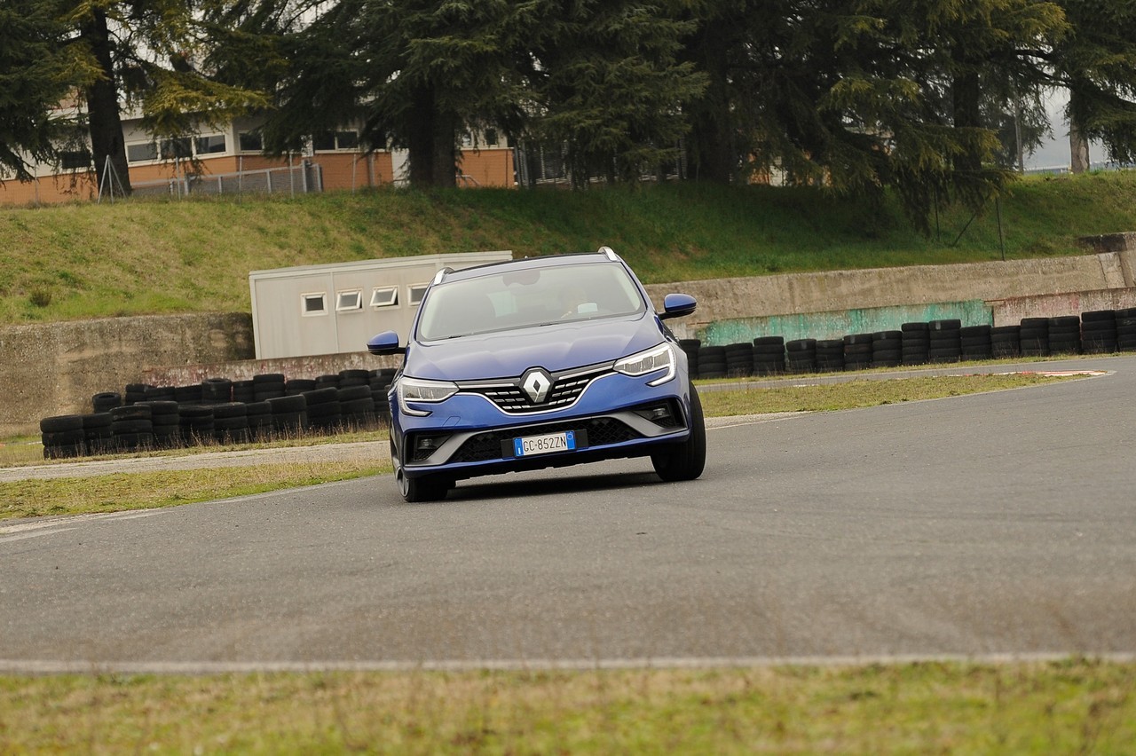 Renault Megane E-Tech Plug-in: la prova su strada