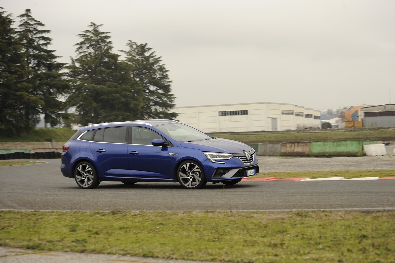 Renault Megane E-Tech Plug-in: la prova su strada