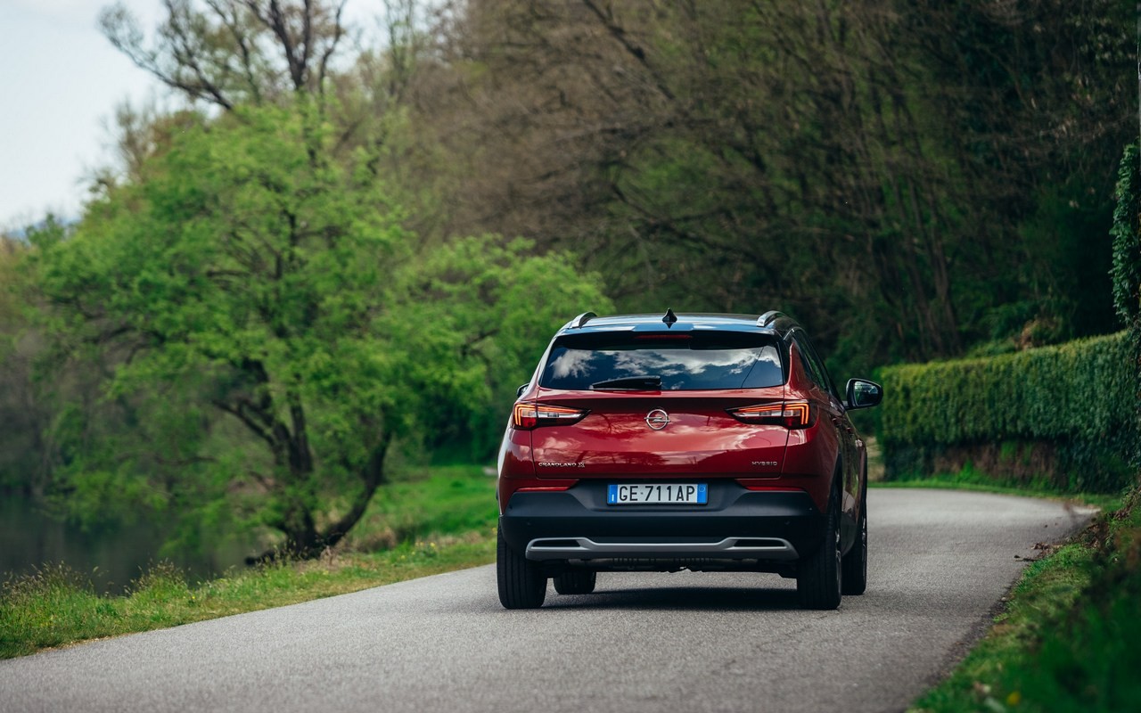 Opel Grandland X Hybrid4: nuove immagini ufficiali