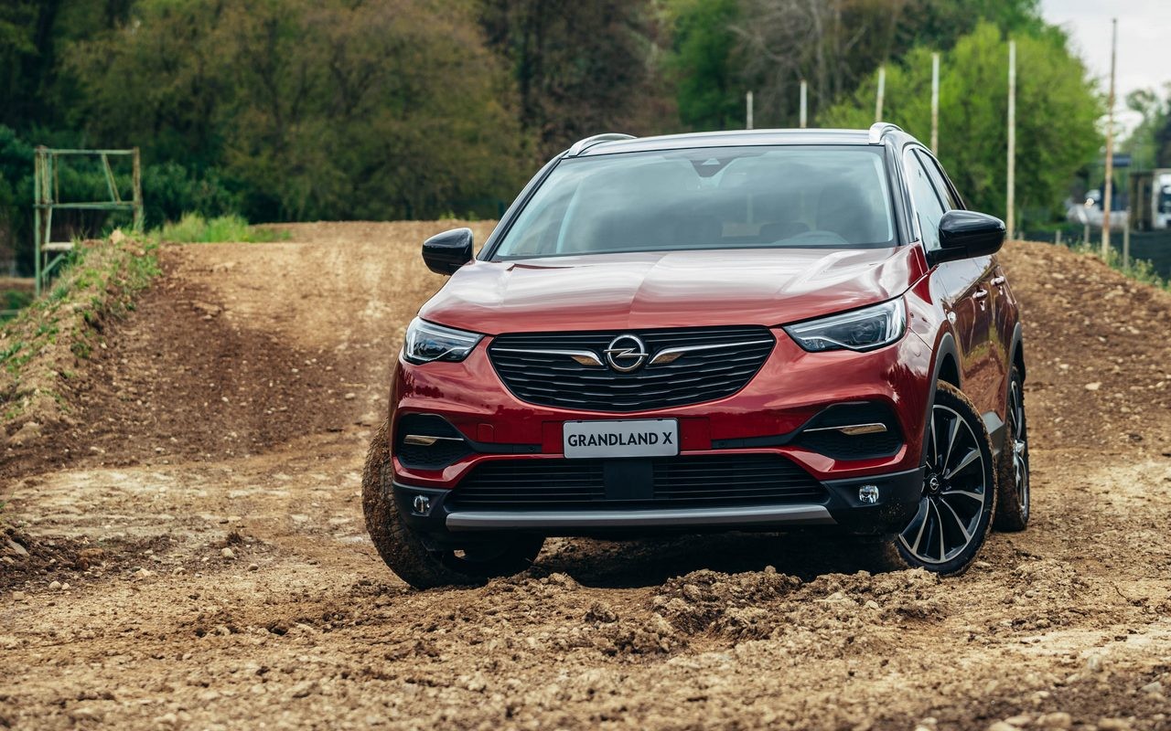 Opel Grandland X Hybrid4: nuove immagini ufficiali