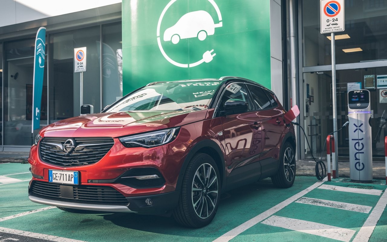 Opel Grandland X Hybrid4: nuove immagini ufficiali