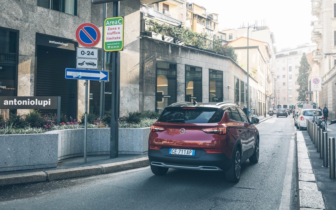 Opel Grandland X Hybrid4: nuove immagini ufficiali