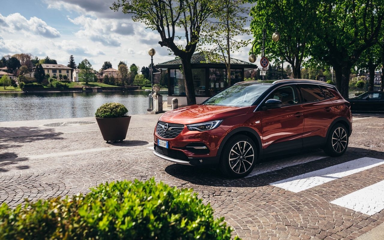 Opel Grandland X Hybrid4: nuove immagini ufficiali