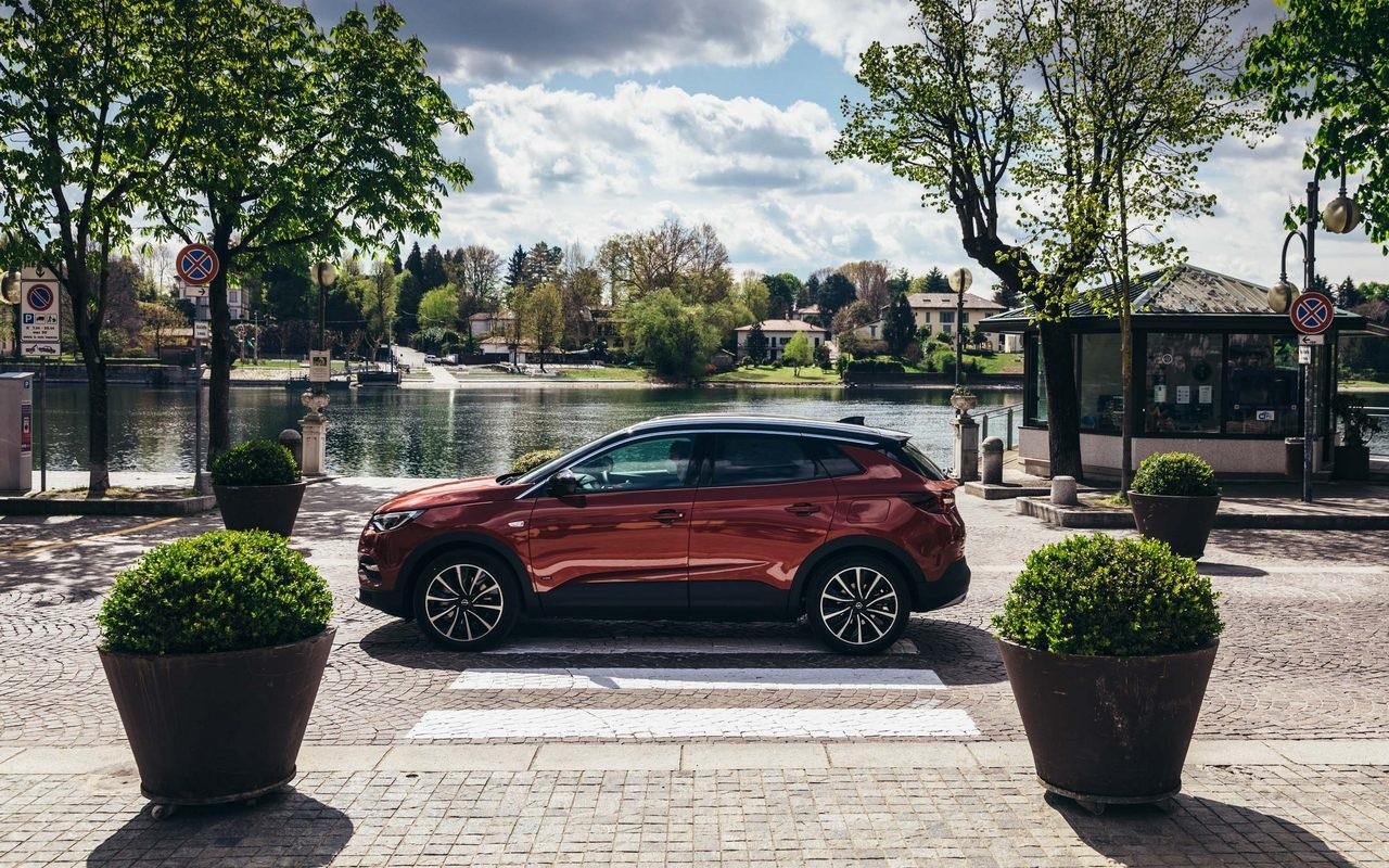 Opel Grandland X Hybrid4: nuove immagini ufficiali