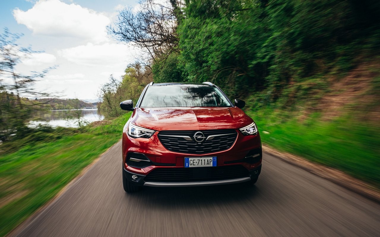 Opel Grandland X Hybrid4: nuove immagini ufficiali