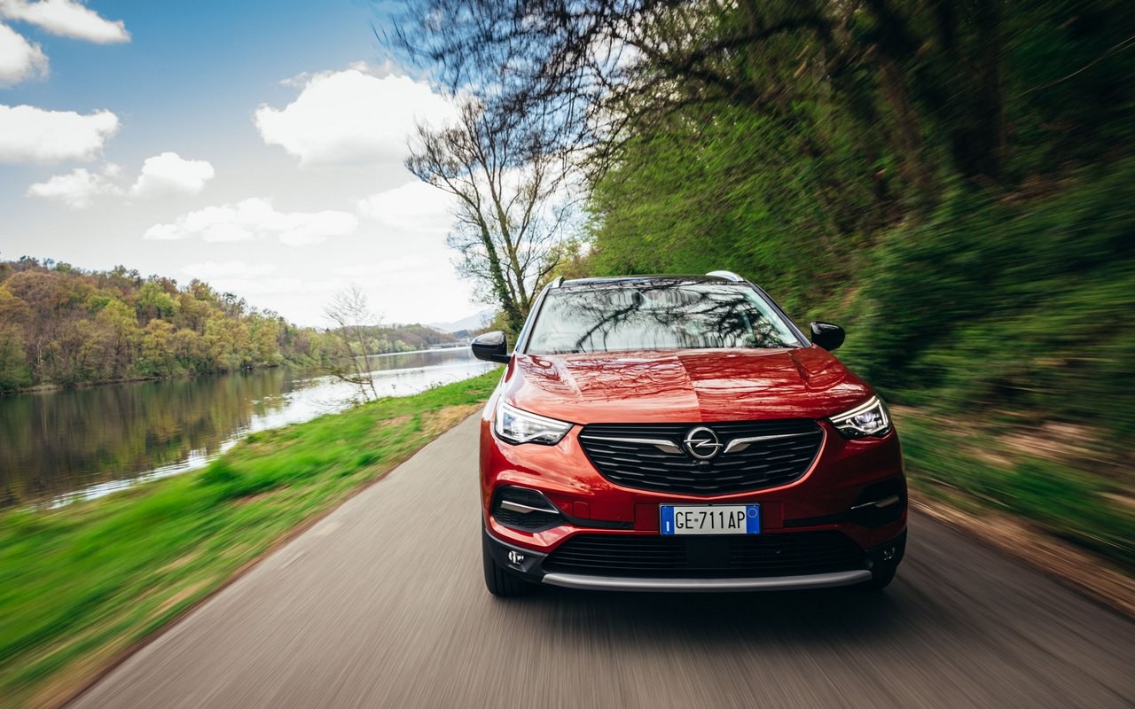 Opel Grandland X Hybrid4: nuove immagini ufficiali