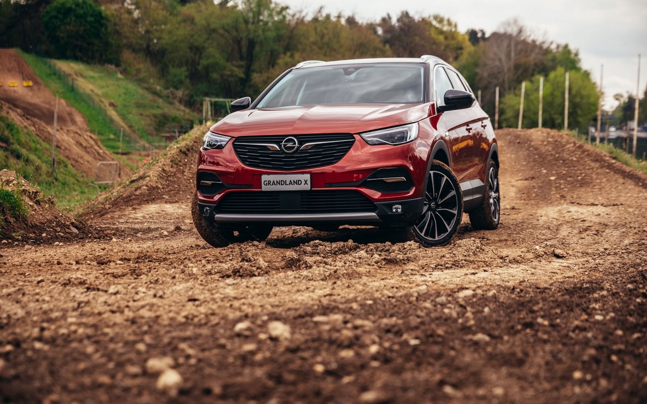 Opel Grandland X Hybrid4: nuove immagini ufficiali